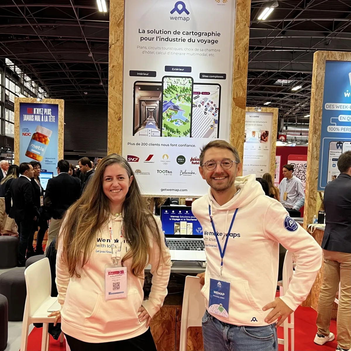 L'équipe Wemap sur son stand lors d'un salon professionnel