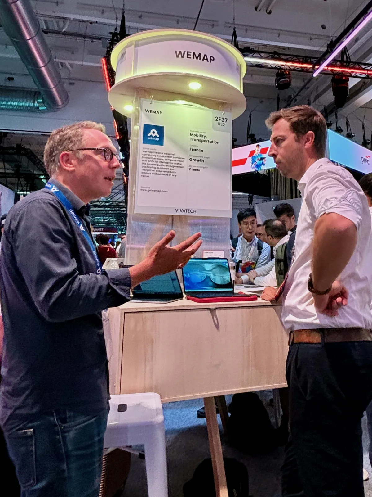L'équipe Wemap sur son stand lors d'un salon professionnel