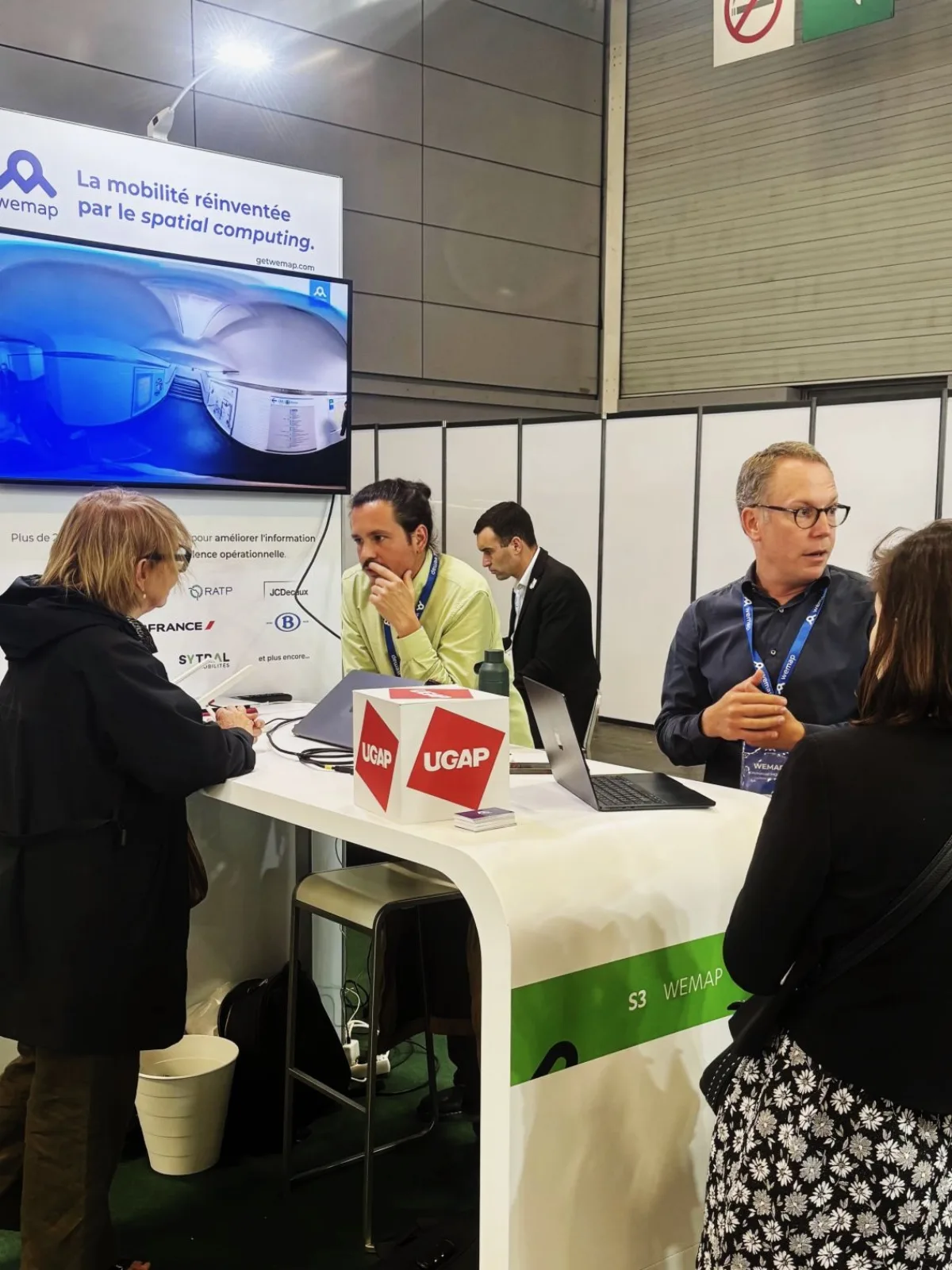 L'équipe Wemap sur son stand lors d'un salon professionnel